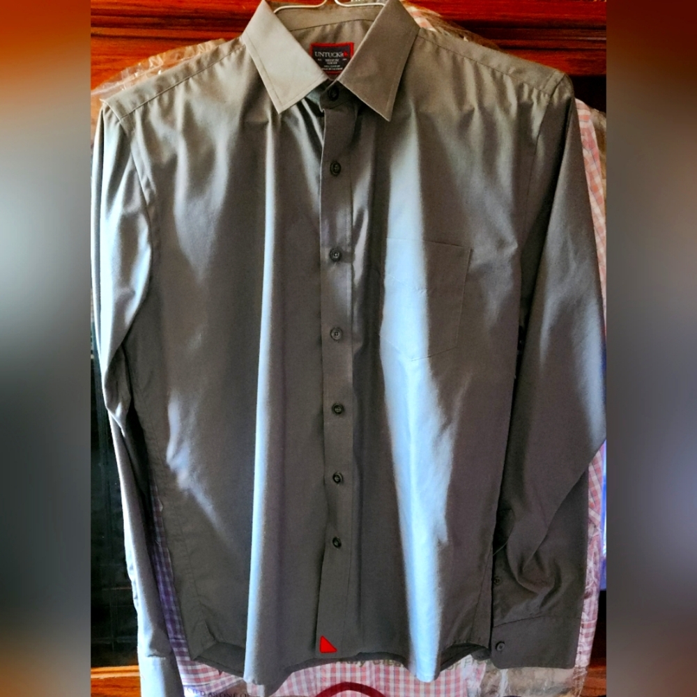Untuckit Men's Med LS Slim Fit casual dress shirt. Very nice, Gray solid